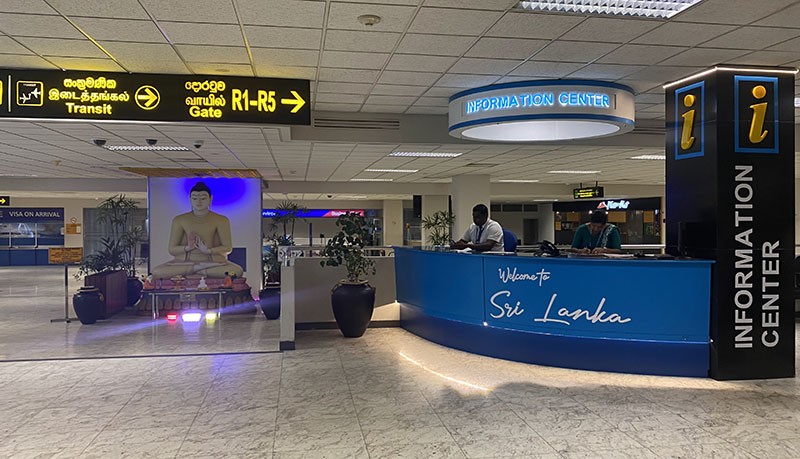 　晚上十點多到達可倫坡機場，過關很順利快速。<br /><br />　雖然是少數免簽證費國家之一，但入境前也要事先申請了電子簽證，10美元，可能是手續費，相比絕大多數國家的五六十美元簽證費還是省回了一大筆。