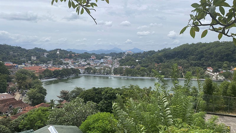 　中午一點左右到達康提市區。獅子岩離康提約90公里，Google Map建議行車時間都要2.5小時，主要也是雙向雙車道，快極有限。<br /><br />　首先到半山腰的Arthur’s Seat View Point鳥瞰一下康提湖，市區主要就是繞湖的周圍了。