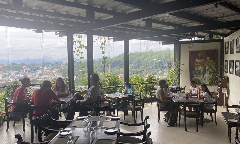 　只好請司機推薦午餐地方，司機回到剛才的觀景台地方，上到Senani BY Oak ray Restaurant &amp; Bar，位置就是觀景台級別。
