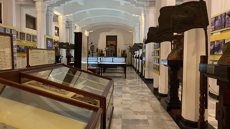 　佛牙寺也有博物館，展示一些與佛牙寺本身相關的物品，印象比較深的是佛牙寺也曾受內戰破壞，幸好斯里蘭卡的內戰在2009年結束了。