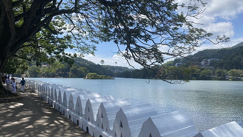 　臨走再到市區走走。<br /><br />　市中心的康提湖是1807 年由斯里蘭卡末代國王開挖修建而成的人工湖，白色的雲牆與周圍白色為主的建築形成統一的城市風格。