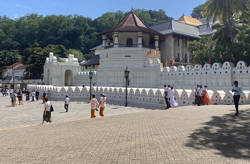 　白天的佛牙寺。