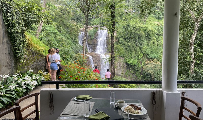 　在Ramboda Falls旁邊的酒店吃自助餐，環境很好，3000LKR/位，食物種類挺多，但最岩口味是米粉。