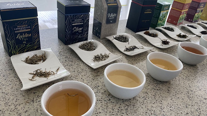 　一般人的印象錫蘭茶想到紅茶，事實上錫蘭茶最好的是白茶。白茶只採用葉芽而非嫩葉，所以數量稀少且珍貴。斯里蘭卡出產的白茶以銀針Silver Tips和金針Golden Tips兩種茶葉爲主。黃金毫尖經發酵製程，銀色毫尖則未經發酵製程。