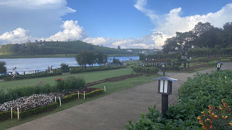 　格雷戈里湖(Lake Gregory)是鎮上最大的湖，1874年由當時的總督Gregory建造的，人工湖佔地約91公頃，環境漂亮及熱鬧，外國人門票600LKR。