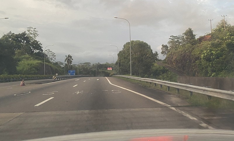 　埃拉到加勒約二百公里，大半有高速公路，奇怪的是極少車走。看地圖，原來並行不遠的海邊有路，該是免費的。