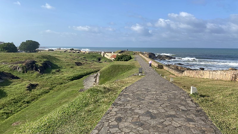 　城堡比想像中大，城堡內部的圍牆，周長達三公里，沿海邊慢走接近半小時。<br /><br />　這城堡原本是抵擋敵人攻城，想不到在2004年再次發揮它的功能。在 2004 年南亞大海嘯，斯里蘭卡沿岸也受到了很大的破壞，但當年城堡內的居民和遊客卻因此城避過一刼，城堡內的受災程度遠低於城牆外的加勒市。