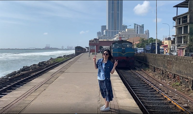 　司機帶我們離可倫坡總站不遠的KOLLUPITIYA站，十幾分鐘就有一班車，不必等太久就可以拍火車了。