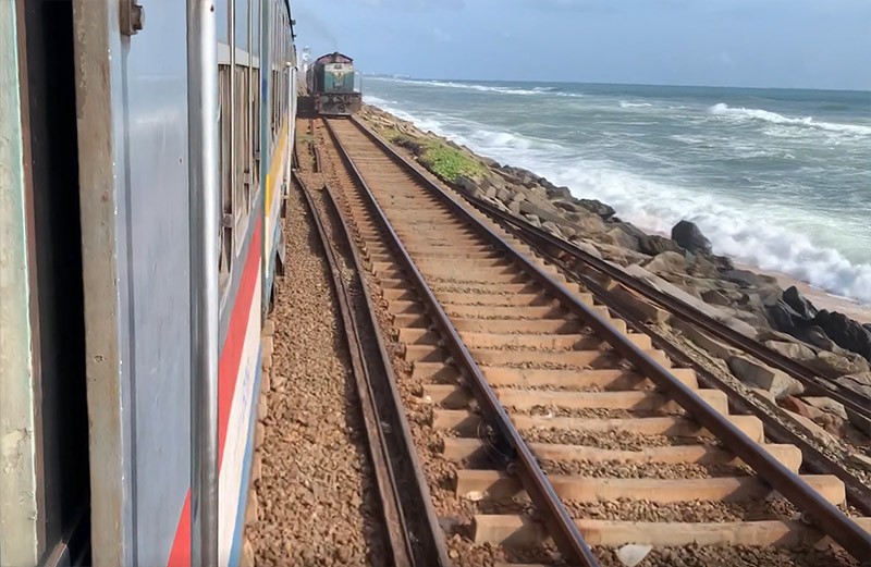 　“掛火車”要小心，車速雖不快，但對面來的火車有時也挺近的。