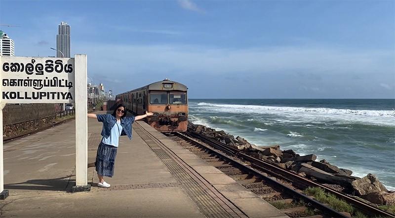 　火車悠然而過觸手可及的大海，不禁令人想起《千與千尋》電影中的畫面，有人說它是《千與千尋》海上火車的原型，但據瞭解，宮崎駿並未曾到過斯里蘭卡，說它是動畫中火車的原型可能是個誤傳。