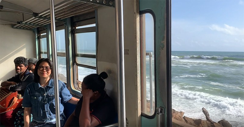 　原計劃並沒有坐火車，但有不少遊客專門來此短體驗一下，車站外停了好幾輛旅遊巴士。此時我們也不禁臨時加坐一站體驗一下，人並沒有想像中多。