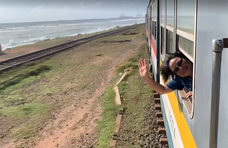 　海風吹進沒關門窗的火車，坐在車裡還能感受海風拂面與車窗外的美景，有些遺憾沒從加勒坐火車過來。