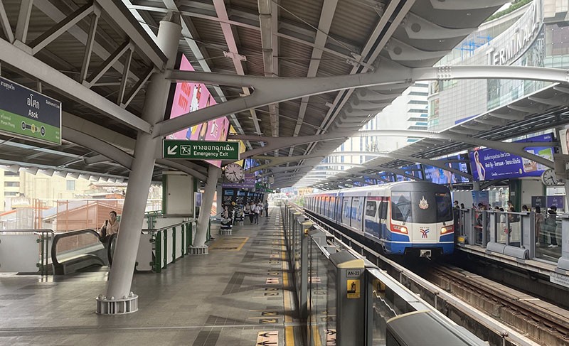 　曼谷的公交都算發達，市內的空鐵(BTS)及地鐵(MRT)分佈市內各區域，但電子支付似不發達，遊客及不少當地人都要排隊買車票。