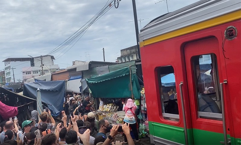 　火車剛走，各攤檔不用十秒就完成复位，真是有趣。