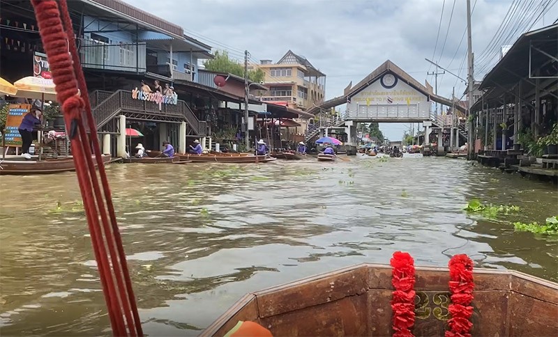 　小河道轉一兩個灣到大河道，前方就是水上市場。<br /><br />　這條運河是19世紀的泰皇拉瑪五世所建，至今已經超過150年歷史，當時因為陸路不方便，居民都是靠運河把貨物送往曼谷，後來逐漸發展成兩岸的民居與市集。隨著陸路交通興起，水上市場一度沒落，後來電影007曾來此取景，令這裡聲名大噪，獨特的水上街市幸虧觀光的發展而不至於消失。