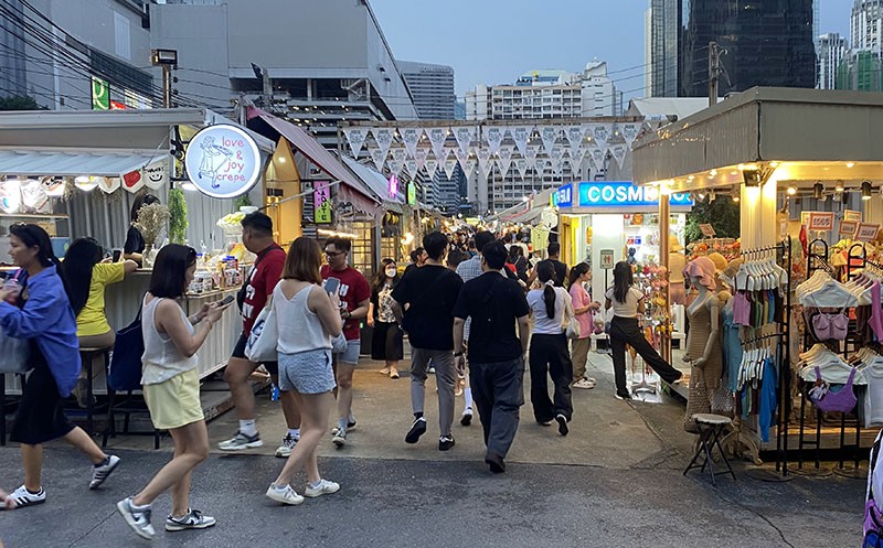 　回程選在JODD FAIRS夜市落車，據說是曼谷比較火紅的夜市。