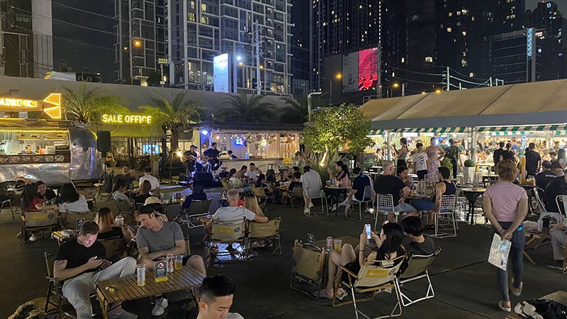 　可能是比較新的夜市，環境挺舒服，交通也方便。<br /><br />　可能有足球場那麼大的夜市主要是餐飲及泰式服飾零售，全場小巡一下也要大半小時。