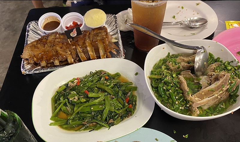 　跟風點來嚐嚐，沒什麼肉吃，也有些辣，並不太合味，反而燒排骨有些驚喜。<br /><br />是餐THB800.