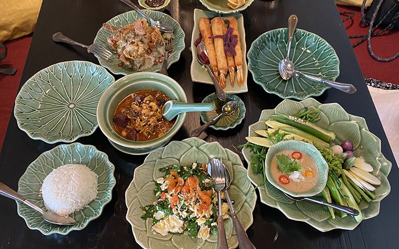 　這餐試下不同泰菜：柚子沙律，馬薩曼咖喱炖牛肉，良葉炒蝦米，椰香炖蟹蘸醬蔬菜盤，泰式大蝦春卷。<br /><br />　樣樣都很滿意，價錢剛好和前晚在建興酒家一樣(THB1890)，感覺這餐比前晚更令笨忍回味。