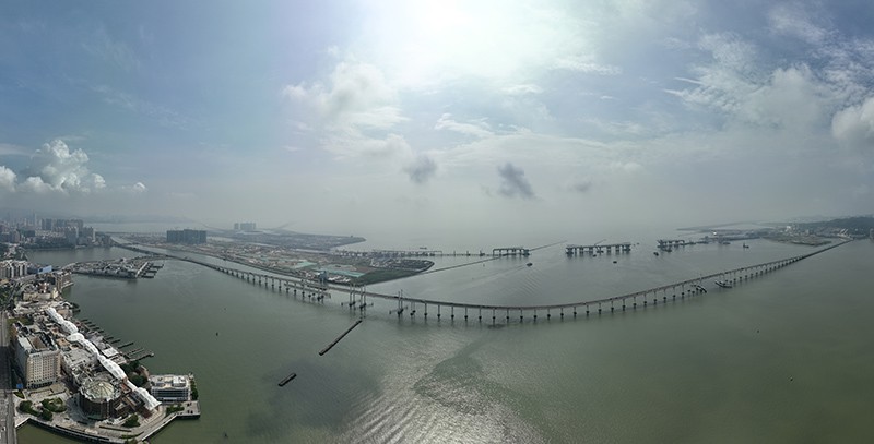 　橫跨澳氹兩地的第四條大橋命名為“澳門大橋”真令人摸不著頭腦，說標誌性不如第一條嘉樂庇大橋，說漂亮及重要性不如西灣大橋及友誼大橋，這條橋不知憑什麼可用澳門大橋這個這麼有代表性的名字，而且容易與其他大橋混淆。<br /><br />　個人覺得北安大橋更合適，清楚標示了地理位置，如西灣大橋。自以為北安大橋不錯，但原來連最後五名候選都選不上。新大橋雖說是給市民徵名，但只是參與命名及抽獎而已，最終還是那幾個專家說了算。如按照那幾個澳門專家的思維，香港的青馬大橋是否更該命名為香港大橋呢?