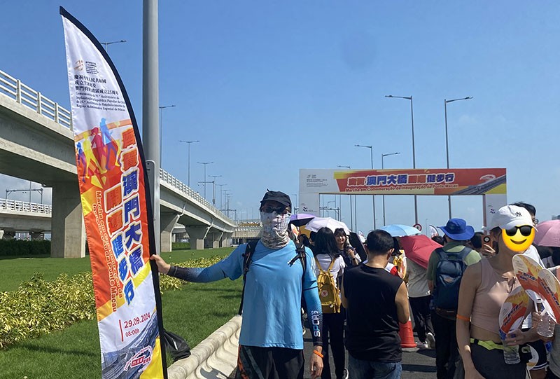 　人頭湧湧，據說有兩萬市民報名參加，單向流動了兩三小時，其實此時想起了有些搞兩三萬人的馬拉松比賽，那更是了不起。