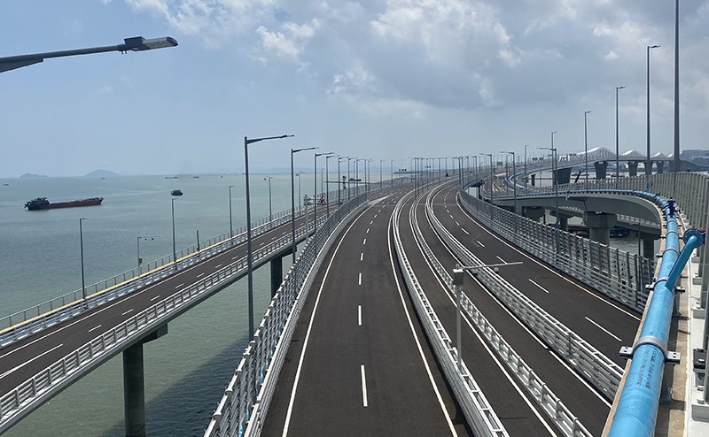 　中間通往A區及兩旁連接港珠澳口岸的引橋。