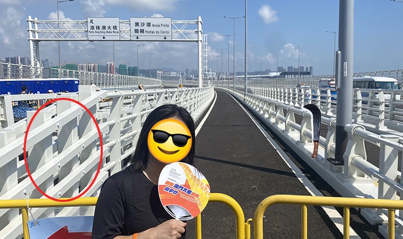　多數人都擔心如發生事故時救援不便，但其實似有更大的隱憂：分隔兩電單車車道的三條圍欄，看上去並不是結構部份而只是作為分隔作用，彈力棒都夠用的分隔線不知為何做得這麼粗實及密集，直欄柱還是方角邊，如電單車有事撞向邊欄，後果大家自行想像。其實可以在直柱釘裝橫條，如左邊那開始段那部份。