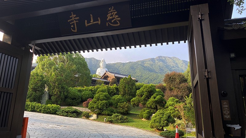 　為保持寺廟清幽，及減少對附近居民的影響，參觀採用預約制，每天限額400人，分八個時段分散人流。