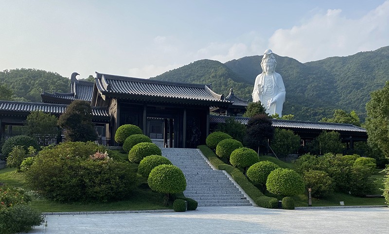 　寺中地標為76米高的青銅合金素白觀音像，亦是全球第二高的觀音像。