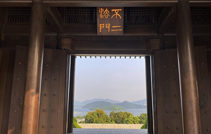 　跨過山門回望吐露港。