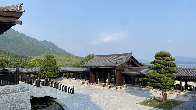 　第一進庭院，又稱歡喜地。<br /><br />　庭院中的兩棵樹都是羅漢松，一棵順其自然而生，另一棵則被細心修剪過，是否要大家不必太在意它們的區別或統一?