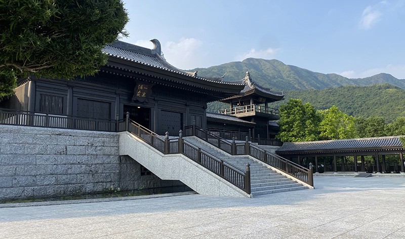 　慈山寺的佈局跟大多數中式寺廟大同小異，進入山門後先會看到彌勒殿。彌勒殿亦稱天王殿，殿內除了供奉著彌勒菩薩，還有入廟必見的四大護法天王像。