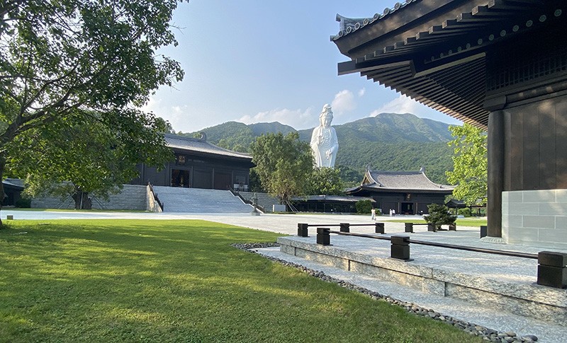 　過了彌勒殿便看見一片被稱為「大庭院」的小廣場。