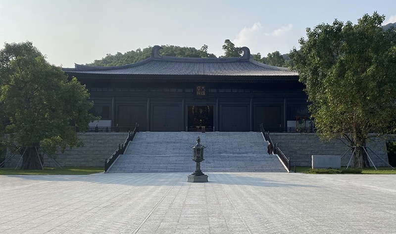 　「大庭院」中間的一盞八角形天燈象徵成佛路上的明燈。<br /><br />　其後的大雄寶殿是慈山寺的主殿，殿內供奉著阿彌陀佛、釋迦牟尼佛和藥師佛三世佛。
