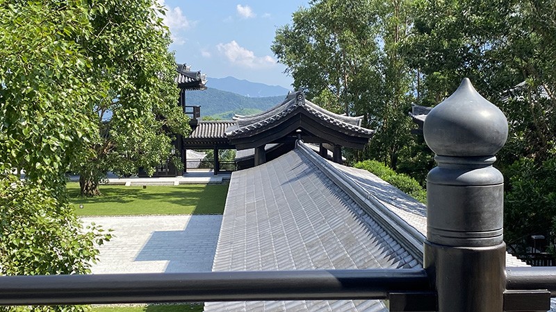 　屋頂採用日本燒造銀瓦，確保色澤均勻。<br /><br />　原來慈山寺是由李嘉誠基金會出資所興建，難怪每個地方的用料都顯得盡善盡美。