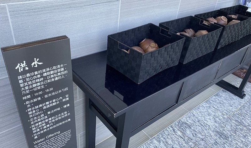 　與其他多數寺廟不同的是，慈山寺內參拜觀音時不是燒香，而是以“供水”取代。