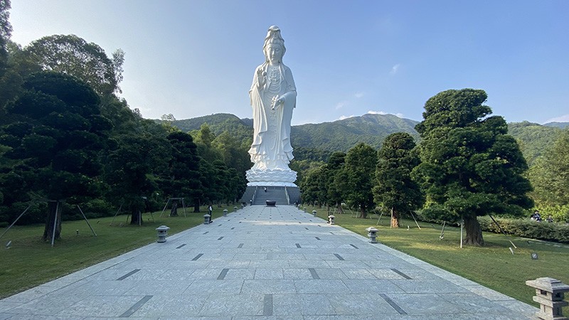 　然後以雙手托水缽沿着筆直的慈悲路緩緩地前行。在步行途中，可以微微垂頭觀賞觀音像在水中的倒影，最後把水輕輕倒進觀音像前方的青銅制水盂以表達對觀音的敬意。<br /><br />　寺方希望透過照顧水，參學者可以照顧自己的心，更從中體驗到滴水不漏的關鍵在於覺察、專注和放鬆。