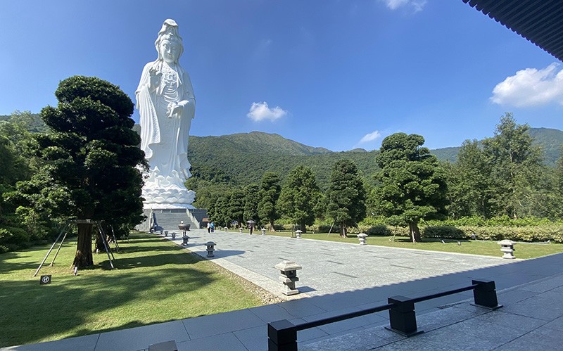 　慈悲道兩旁有18棵大古羅漢松，引接十方善信。