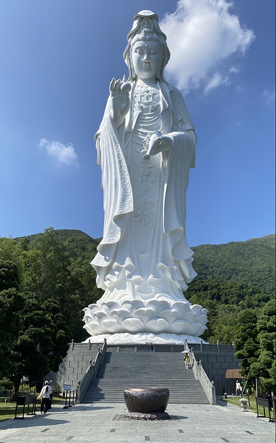 　在觀音像前的水盂稱為「千處應」，象徵「千處祈求千處應」。<br /><br />　觀音聖像的右手持智慧摩尼寶珠，左手持淨瓶，施灑淨水，讓信眾獲得清淨。