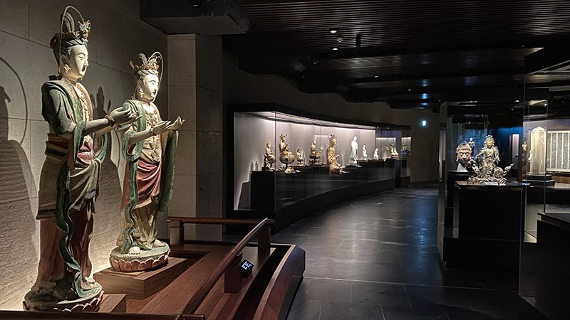 　館內展出石像、木刻、瓷器等各式珍貴佛教文物，當中以佛像佔多。展品的年代從西元三世紀的中亞貴霜王朝到現代的佛教藝術展品，來源地包括中國國內、中亞、日本、泰國、尼泊爾等。