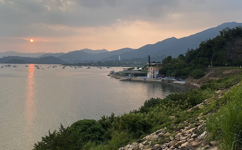 　堤壩另一邊的吐露港。<br /><br />　在此還有隱約看到慈山寺的觀音像。