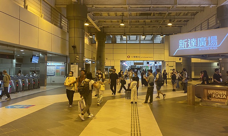　慈山寺地處大埔洞梓，都算偏遠，但公交其實很方便，從港珠澳香港口岸約一小時車程(A47X)到大埔墟總站，再坐約十幾分鐘小巴(20T)就到慈山寺門口。<br /><br />　每次到香港最欣賞香港的城市及交通規劃，地鐵巴士及小巴總能在很小範圍內無縫接軌，不知還有沒有哪個城市做得比香港好。澳門都算醒目，把輕軌也交給香港公司管理了，心想：如一早把港珠澳澳門口岸及Ａ區也交給香港規劃，相信會是另一個世界。