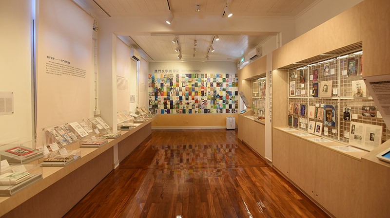 　其中常設展覽廳展出與澳門文學相關的主題展覽，包括圖像、影像、手稿、書籍、期刊、文藝副刊物等珍貴展品及資料。
