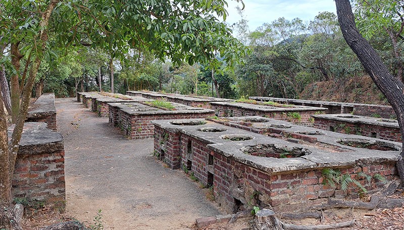　途經兩個爐灶場，這兩個爐灶場是由英軍建於1930年代， 為準備長期抵抗日軍而建造，但戰事爆發後18天後香港已然失陷，故爐灶從未使用，保存至今。