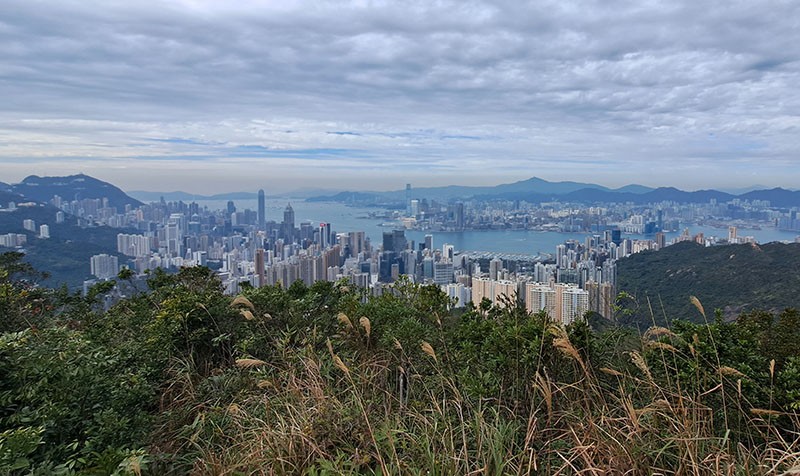 　渣甸山山頂可遠眺維港西。