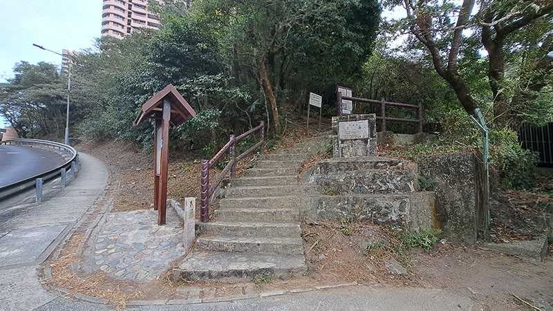 　過了牌坊衛奕信徑便與港島徑分道揚鑣了。