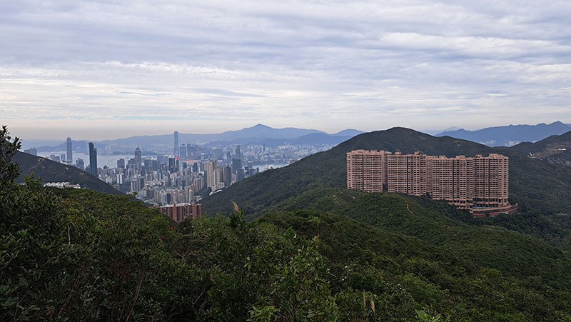 　一直上升，回望陽明山莊及遠處的中環。