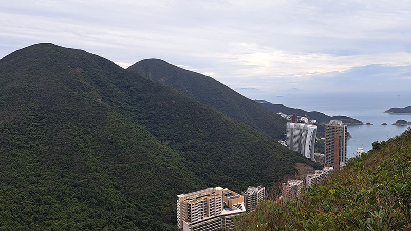 　孖崗山，高海拔386米(香港#69高山峰)，由兩座高度相近的山崗組成，故命名為「孖崗山」（英語：The Twins）。