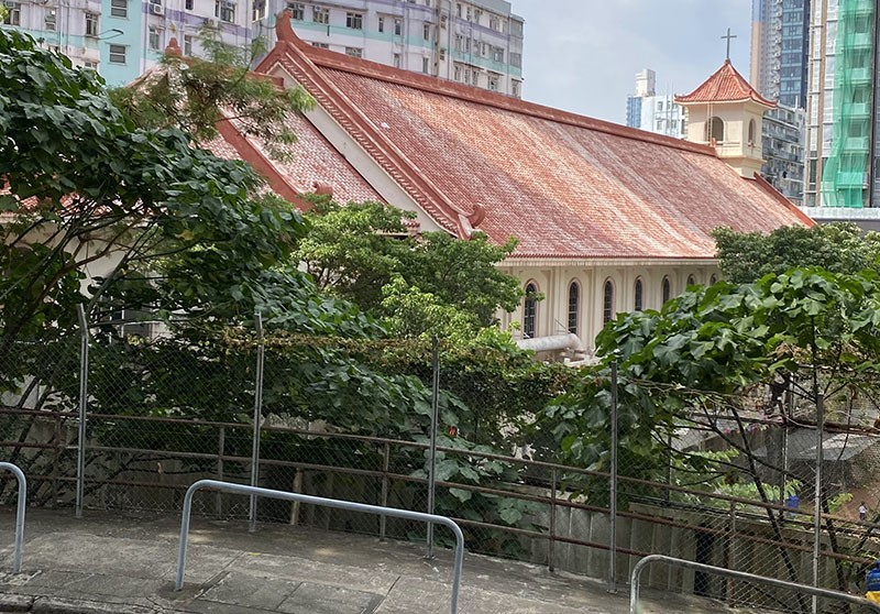 　窩仔山山腳有兩間教堂，一間是基督教香港崇真會深水埗堂，一間是天主教的聖方濟各堂。不知從何時開始，窩仔山又被稱為「主教山」。