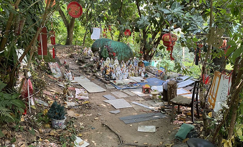 　不遠處有個觀音場地則比較凌亂。感覺這山頭就是附近街坊的私人地方。